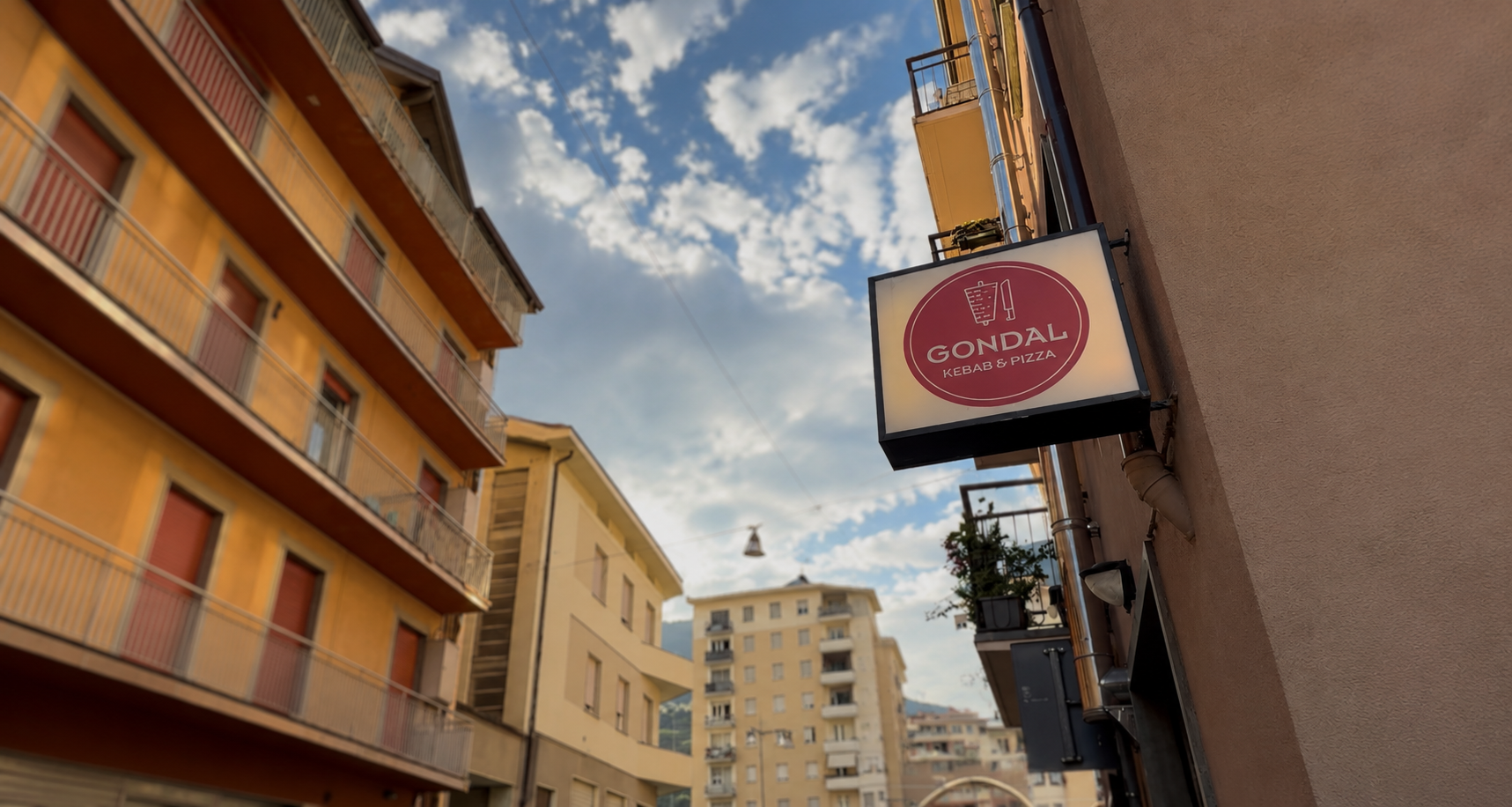 Insegna Gondal Kebab e Pizzeria in Via Trento 72 a Sondrio